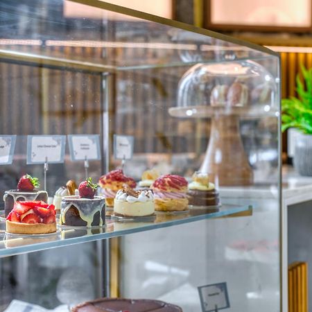 מלון The First Collection Dubai Business Bay מראה חיצוני תמונה "The pastry shop is open for business"