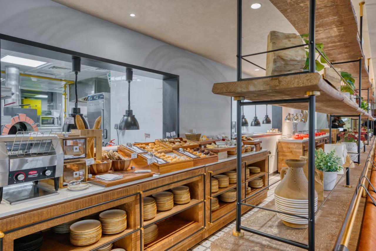 מלון The First Collection Dubai Business Bay מראה חיצוני תמונה Breakfast buffet at the hotel