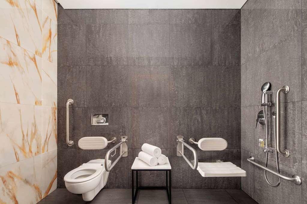 מלון The First Collection Dubai Business Bay מראה חיצוני תמונה Bathroom with toilet seat and shower seat